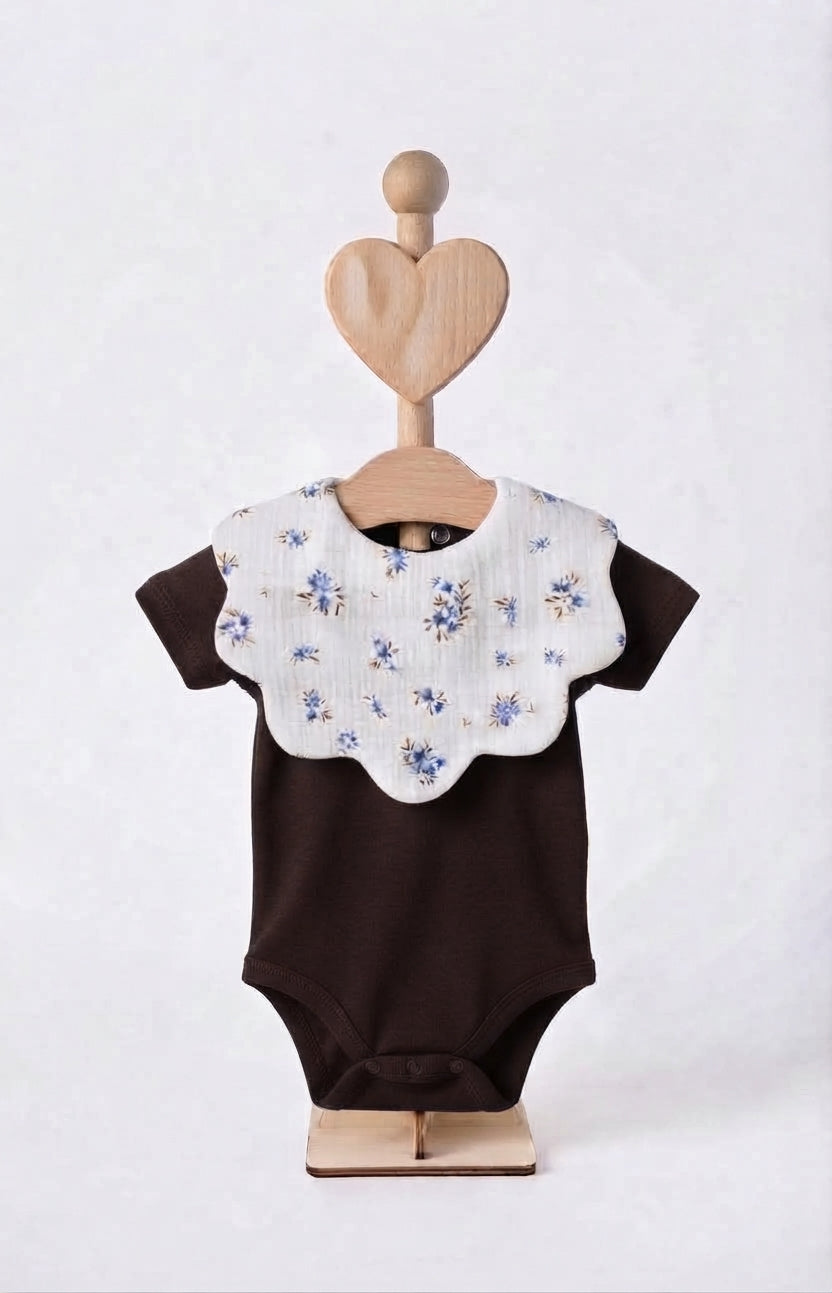 Cotton flower-shaped baby bib from the Mimi Barcelona Mediterraneo collection