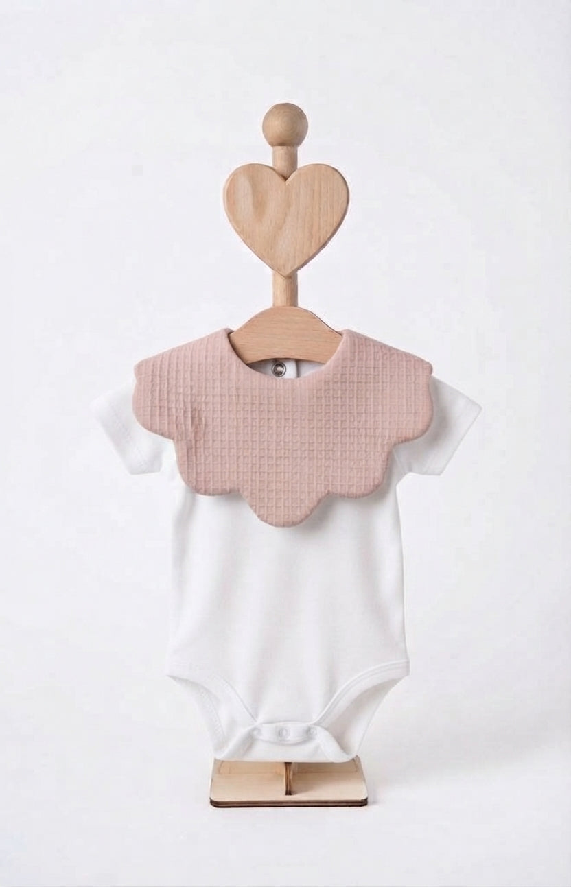 Soft cotton waffle-texture flower-shaped baby bib from Mimi Barcelona